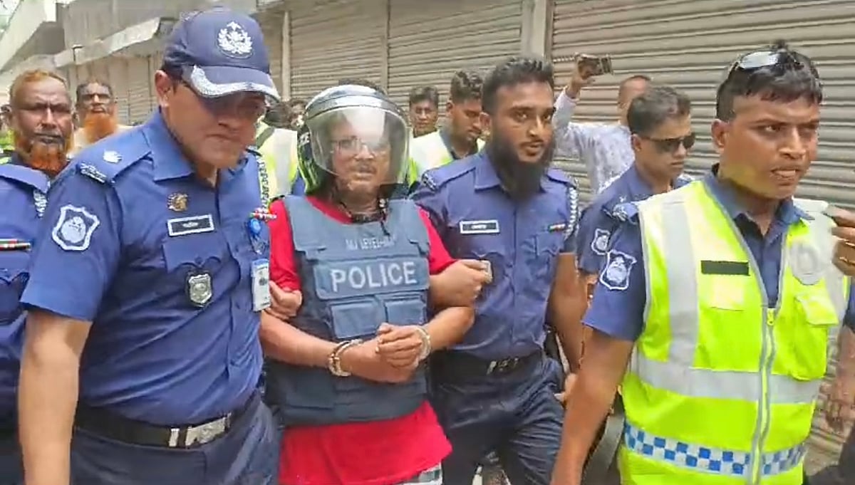 জেলা আওয়ামী লীগের নেতা কাজী কামাল আহমেদকে নিয়ে মুঠোফোন উদ্ধার অভিযানে যায় ডিবি পুলিশ