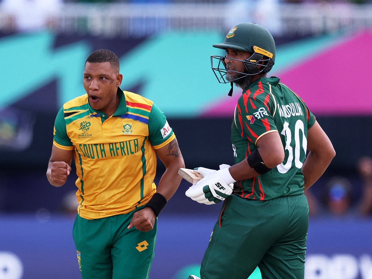 ওটনিল বার্টম্যানের বলে এ যাত্রায় বেঁচে যান মাহমুদউল্লাহ। কিন্তু শেষ ওভারে ছক্কা মারতে গিয়ে তাঁর আউটের পরই বাংলাদেশের জয়ের আশা প্রায় শেষ হয়ে যায়