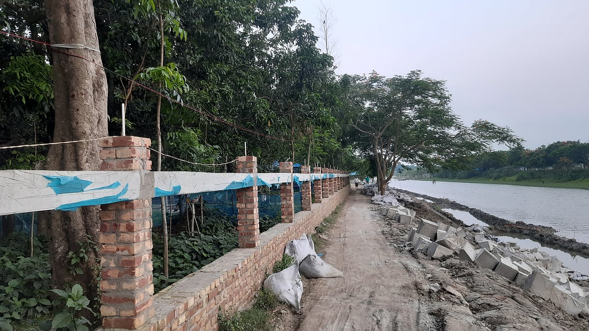 যশোরের কেশবপুর উপজেলার কপোতাক্ষ নদের তীরে সৌন্দর্যবর্ধন প্রকল্পের সীমানা প্রাচীরের কারণে ৮০ বিঘা জমিতে প্রবেশের বন্ধ হয়ে গেছে। সম্প্রতি সাগরদাঁড়ি এলাকায়