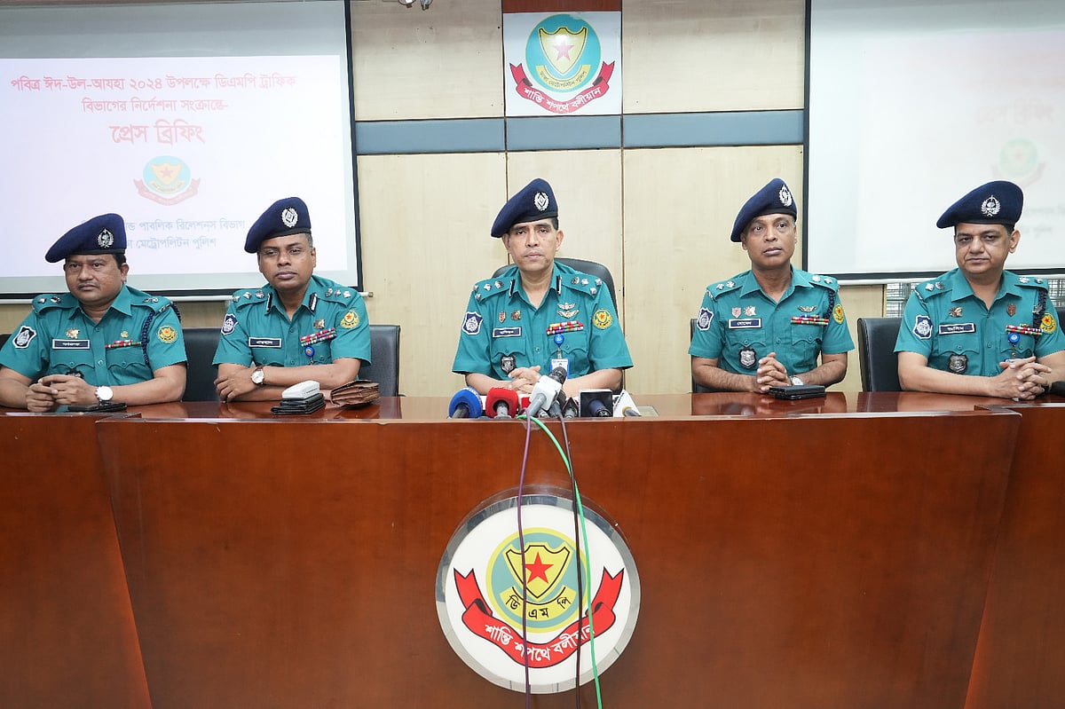 পবিত্র ঈদুল আজহা উপলক্ষে ডিএমপির ট্রাফিক বিভাগের সংবাদ সম্মেলনে বক্তব্য দেন অতিরিক্ত কমিশনার মো. মুনিবুর রহমান। ঢাকা, ১২ জুন