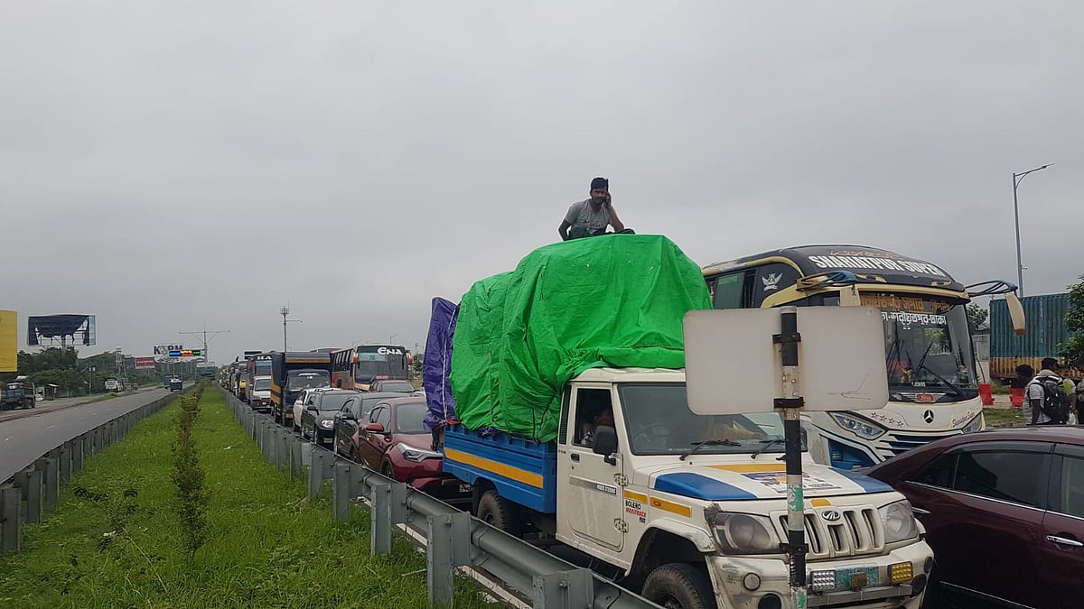 পদ্মা সেতুর টোল প্লাজা ও এক্সপ্রেসওয়েতে যানজট। শুক্রবার বেলা ১১টার দিকে মুন্সিগঞ্জের শ্রীনগর অংশে