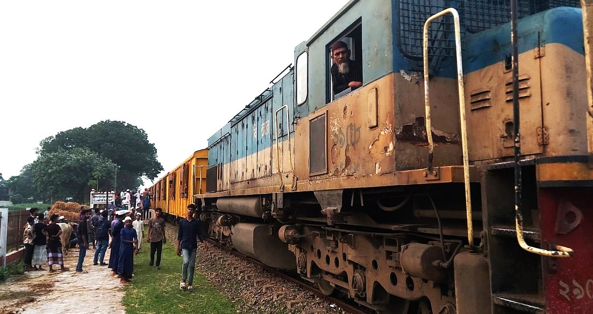 দুটি ট্রেনে ইসলামপুর রেলস্টেশন থেকে মোট ৮০০টি গরু নিয়ে গতকাল ঢাকার উদ্দেশ্যে রওনা হোন ব্যবসায়ীরা