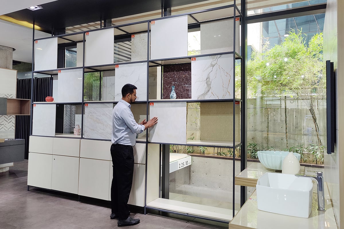 দেশীয় কোম্পানিগুলো এখন মানসম্মত টাইলস দেশেই তৈরি করছে। আকিজ সিরামিকস লিমিটেডের বনানী বিক্রয়কেন্দ্র থেকে ছবি তুলেছেন খালেদ সরকার