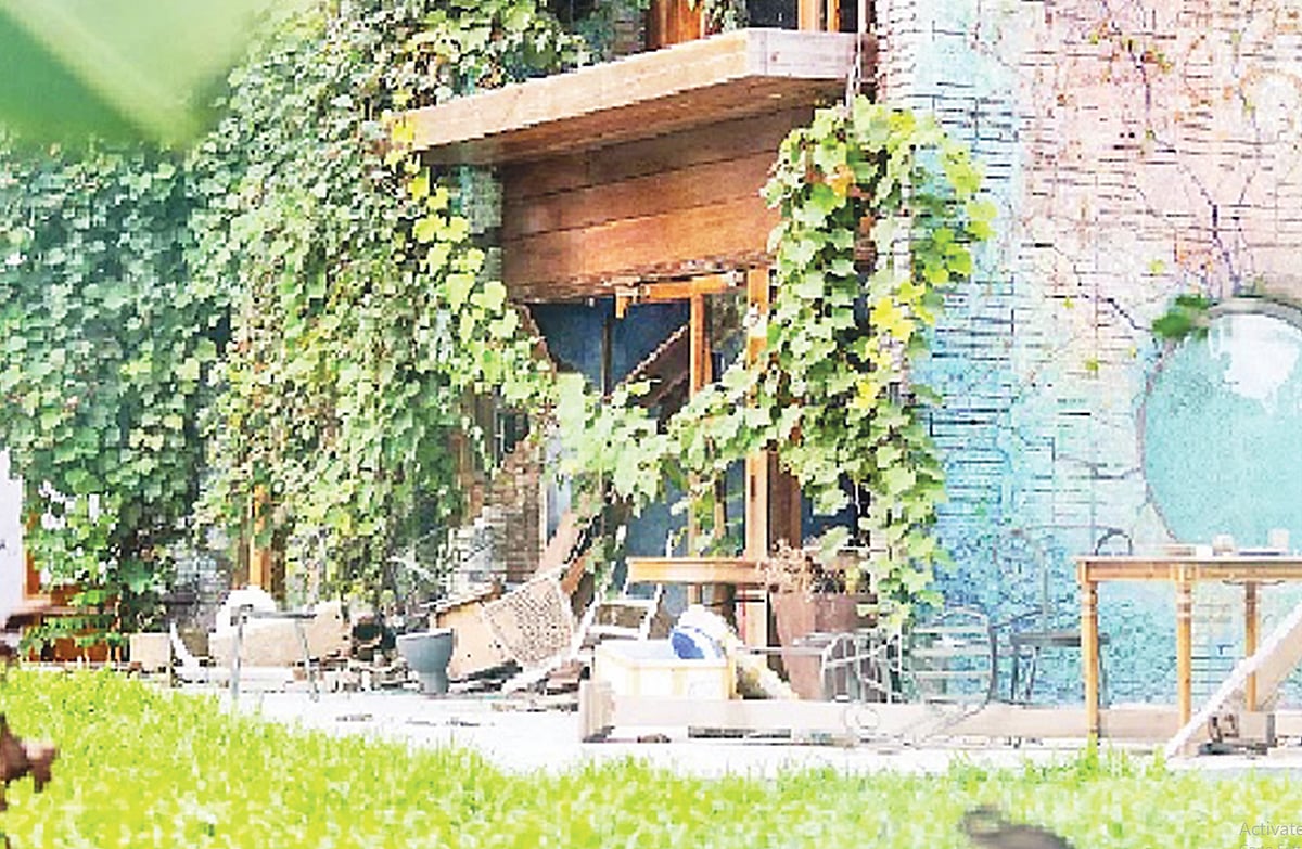 ভয়াবহ জঙ্গি হামলার শিকার গুলশানের হোলি আর্টিজান বেকারি