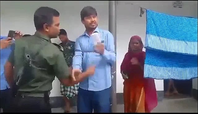 অভিযোগ ওঠে, জামালপুরের দেওয়ানগঞ্জ উপজেলার ইউএনও শেখ জাহিদ হাসানের নির্দেশে পল্লী বিদ্যুৎ সমিতির এক কর্মচারীকে খুঁটির সঙ্গে বেঁধে রাখা হয়