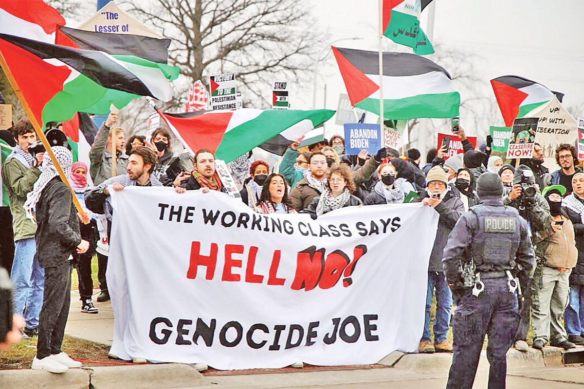 মার্কিন প্রেসিডেন্ট জো বাইডেনের মিশিগান সফরের সময় ইসরায়েলকে সমর্থনের অভিযোগে তাঁর বিরুদ্ধে প্রতিবাদ দেখানো হয়