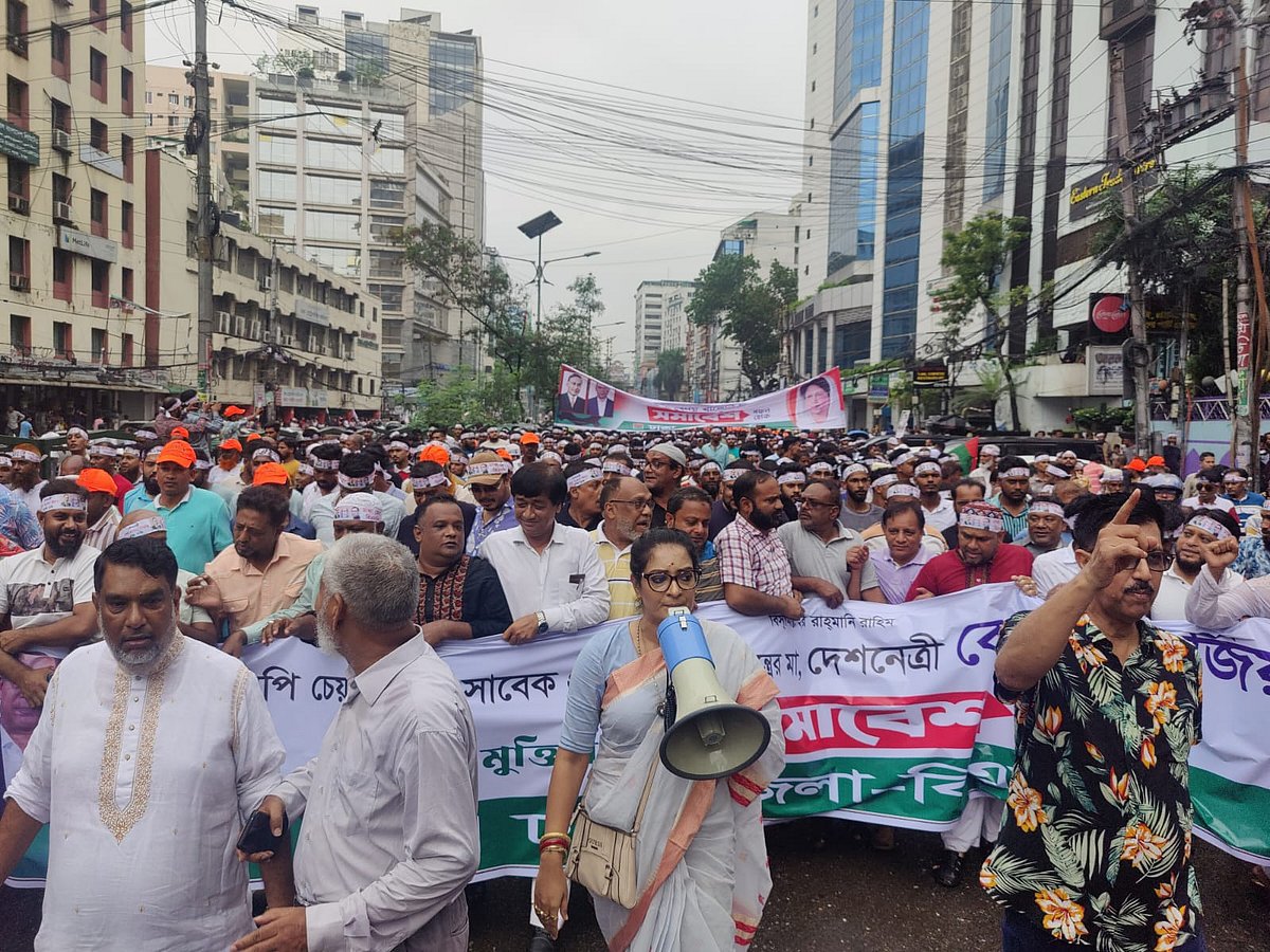 খালেদা জিয়ার মুক্তির দাবিতে সমাবেশে যোগ দিতে নয়াপল্টনে বিএনপি কার্যালয়ের সামনে মিছিল নিয়ে যাচ্ছেন নেতা–কর্মীরা। বেলা দুইটার দিকে তোলা ছবি।