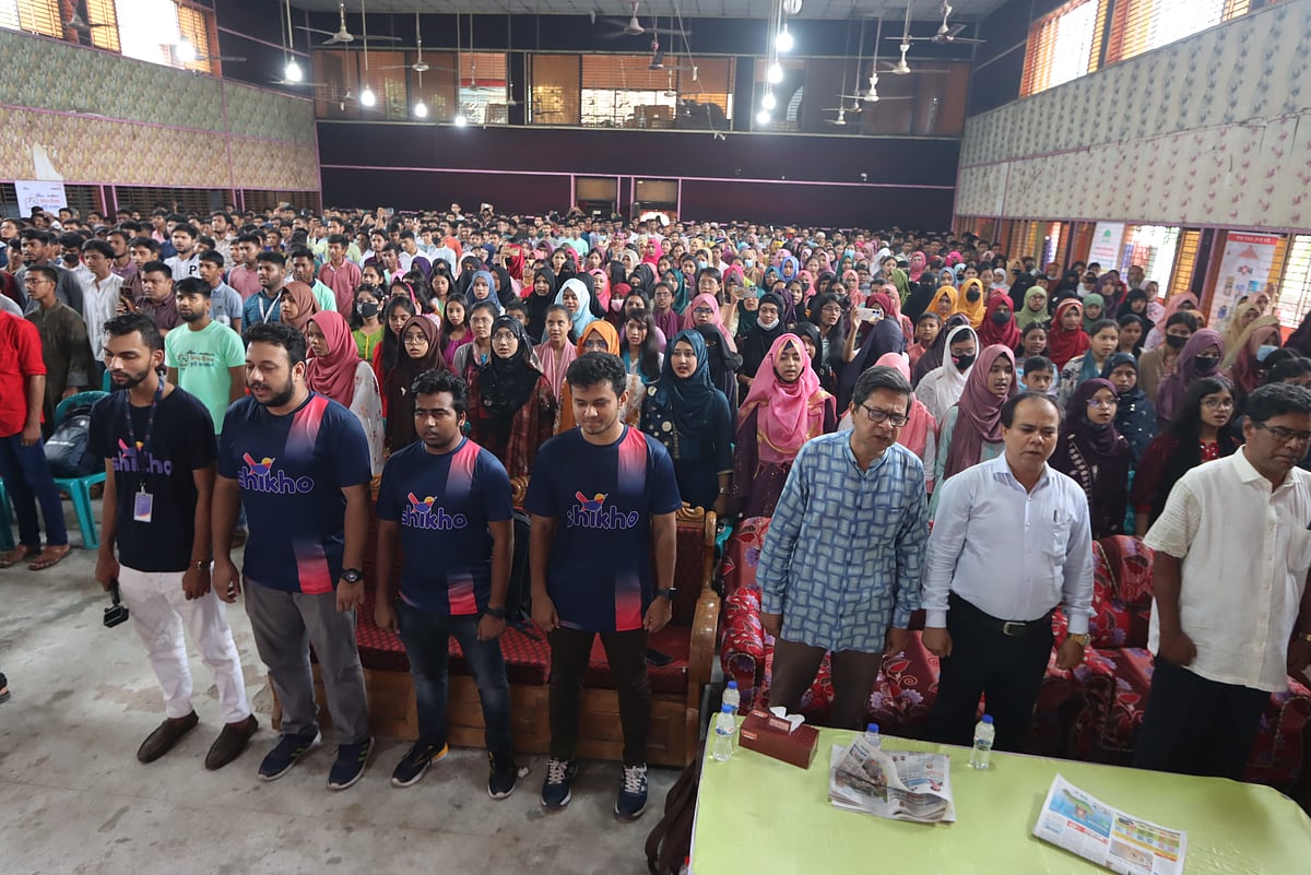 দিনাজপুরের বন্ধন কমিউনিটি সেন্টারে আজ শুক্রবার জিপিএ–৫ প্রাপ্ত কৃতী শিক্ষার্থীদের সংবর্ধনা দেওয়া হয়েছে