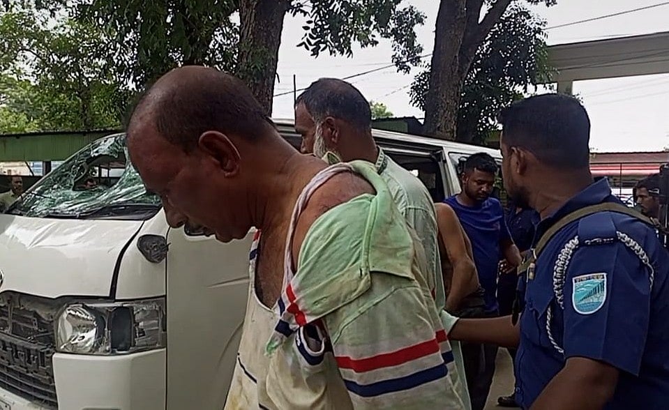 ব্যবসায়ীর চিৎকারে দুর্বৃত্তদের গাড়িটি আটক করে স্থানীয় জনতা। পরে ব্যবসায়ীকে উদ্ধারের পাশাপাশি পাঁচজনকে আটক করে পুলিশে সোপর্দ করা হয়। শনিবার সকালে মানিকগঞ্জের সিঙ্গাইর উপজেলার জামশা বাজারের কাছে