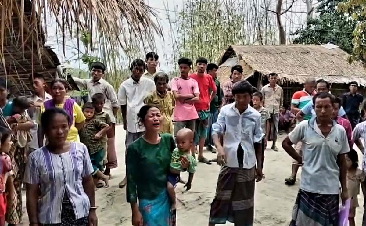 কক্সবাজারের টেকনাফের নাফ নদীতে কাঁকড়া ধরতে যাওয়া বাংলাদেশি দুই নাগরিক নিখোঁজ হন ২১ দিন আগে। এত দিনেও ফিরে না আসায় চাকমাপল্লির মানুষ উদ্বিগ্ন