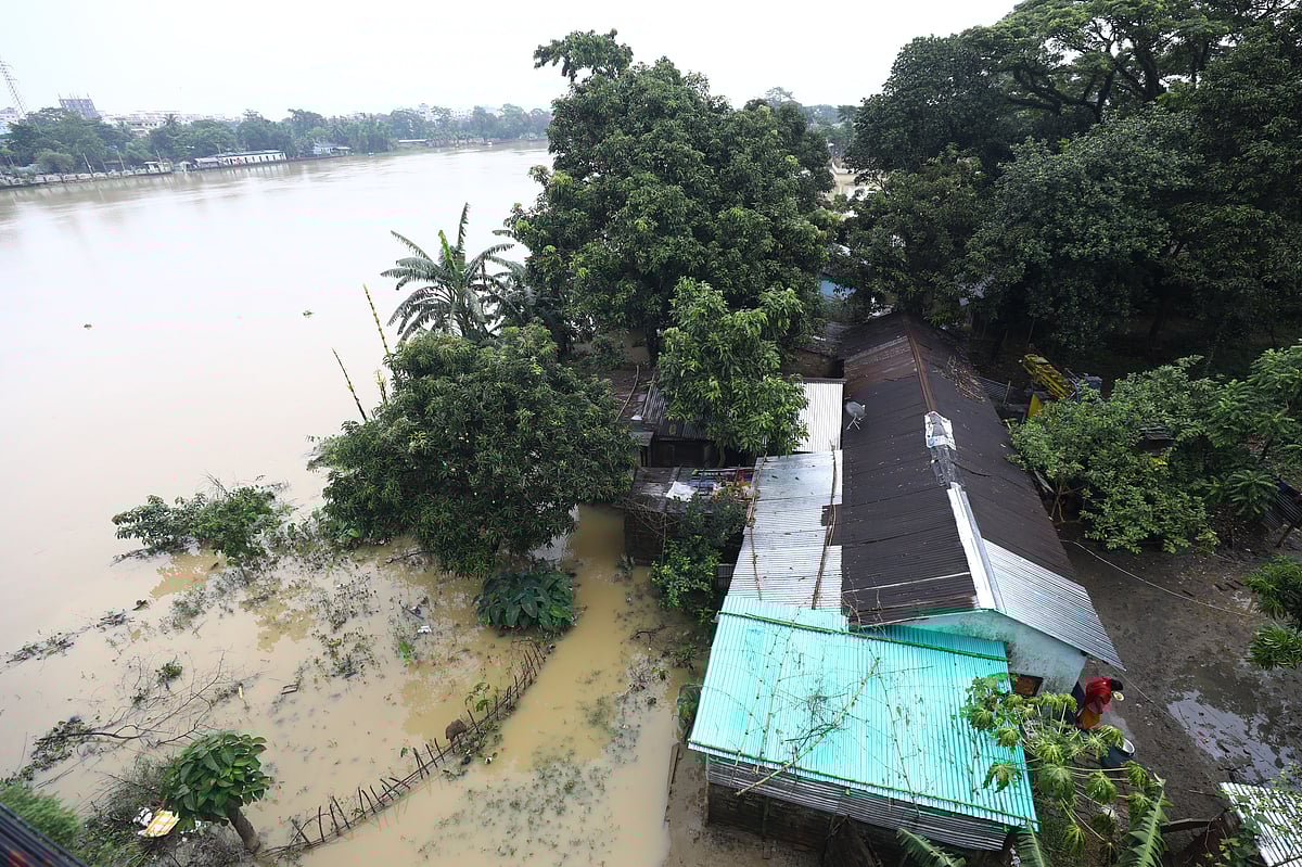 সিলেটের সুরমা নদীর পানি কমছে। প্লাবিত এলাকাগুলো থেকে নদীর পানি নামছে। নগরের কদমতলী এলাকায়
