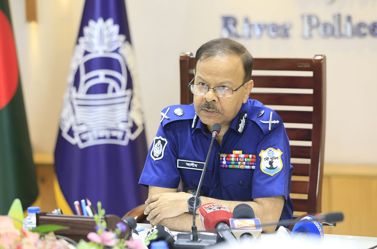 নৌ পুলিশের অতিরিক্ত মহাপরিদর্শক মোহা. আবদুল আলীম মাহমুদ। আজ বৃহস্পতিবার নৌপথে যাত্রী, পণ্য ও কোরবানির পশু পরিবহনে নিরাপত্তাসংক্রান্ত মতবিনিময় সভায়