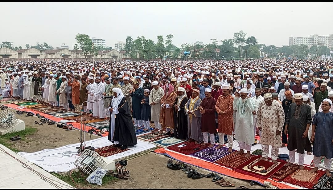 আজ সোমবার সকাল সাড়ে ৮টায় দিনাজপুরের গোর-এ-শহীদ বড় ময়দানে ঈদুল আজহার নামাজ অনুষ্ঠিত হয়েছে