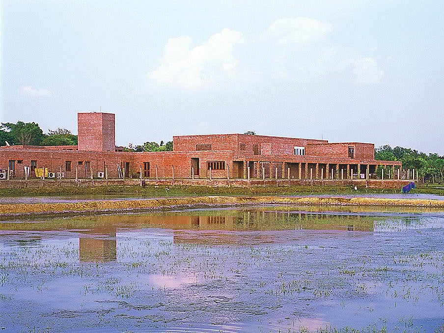 কাশেফ চৌধুরীর নকশা করা সাতক্ষীরার ফ্রেন্ডশিপ হাসপাতালটিকে ঘিের রেখেছে চিংিড়র ঘেরে পর্যবসিত হয়ে যাওয়া কৃষিজমি
