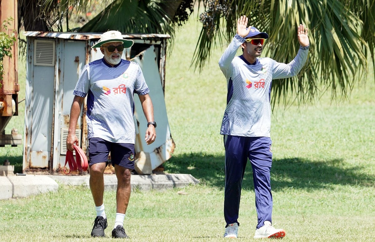 অ্যান্টিগায় বাংলাদেশ দলের অনুশীলনে অধিনায়ক নাজমুল হোসেনের সঙ্গে কোচ চন্ডিকা হাথুরুসিংহে