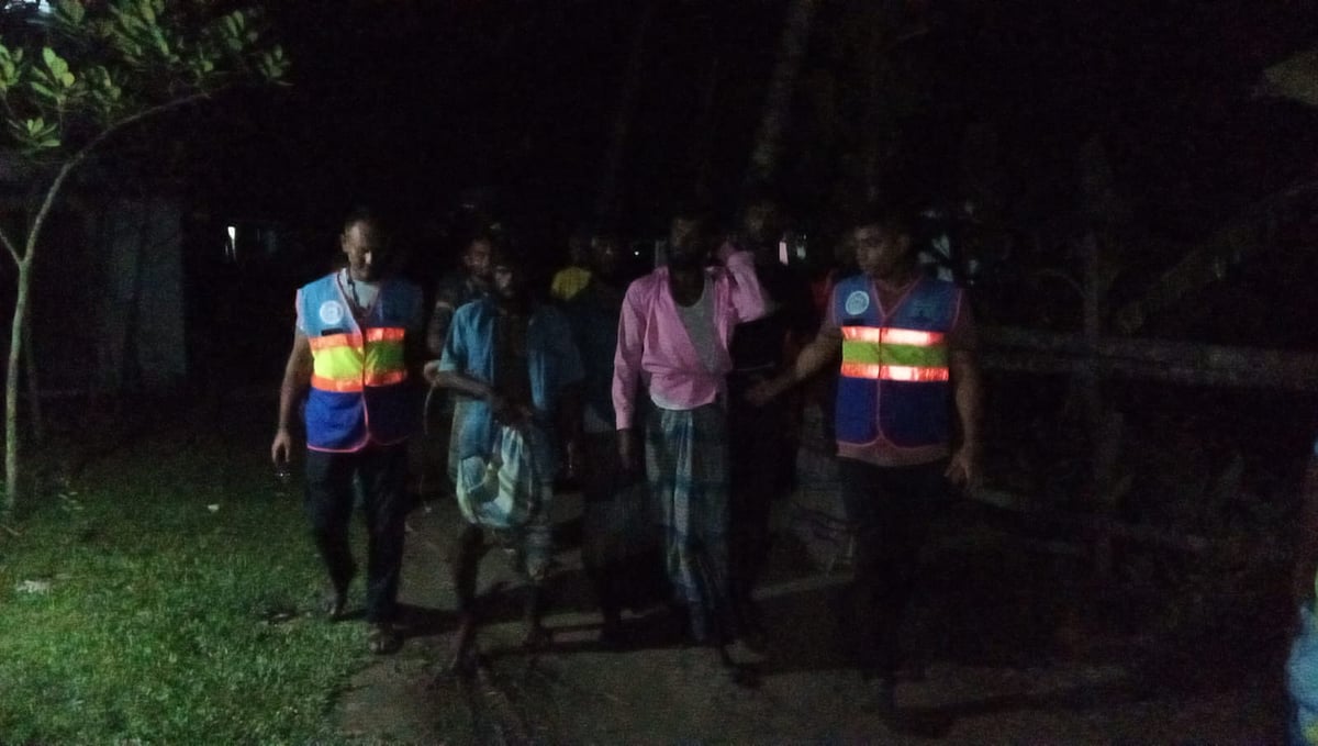 জলদস্যুদের কবল থেকে চর জেলেকে উদ্ধার করা হয়েছে। গতকাল শনিবার রাতে  ভোলার ইলিশা ফেরিঘাট এলাকায়