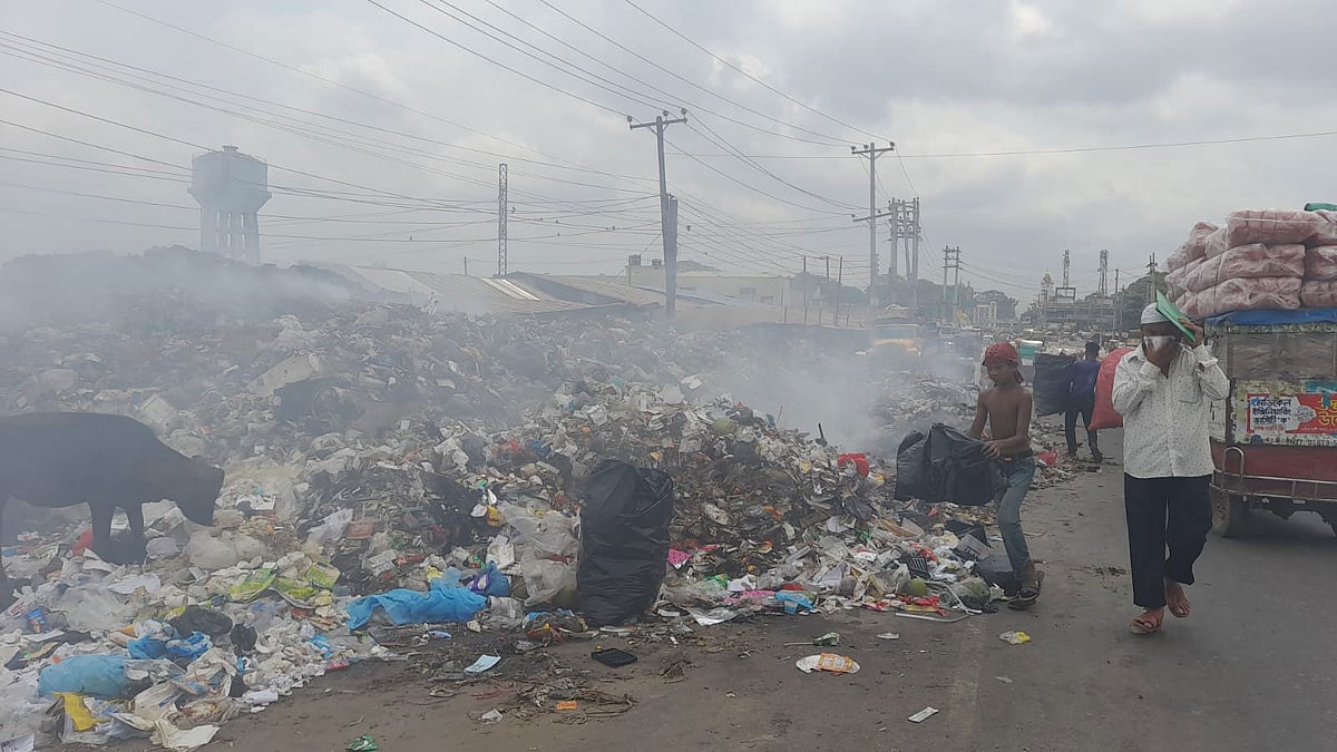 নোয়াখালী- বর্জ্য পোড়ানোর ধোঁয়ায় চোখ জ্বালাপোড়া করে, দুর্গন্ধে দম বন্ধ হয়ে আসে আশেপাশের বাসিন্দাদের। সম্প্রতি নোয়াখালীর বেগমগঞ্জের চৌমুহনী চৌরাস্তা এলাকায়