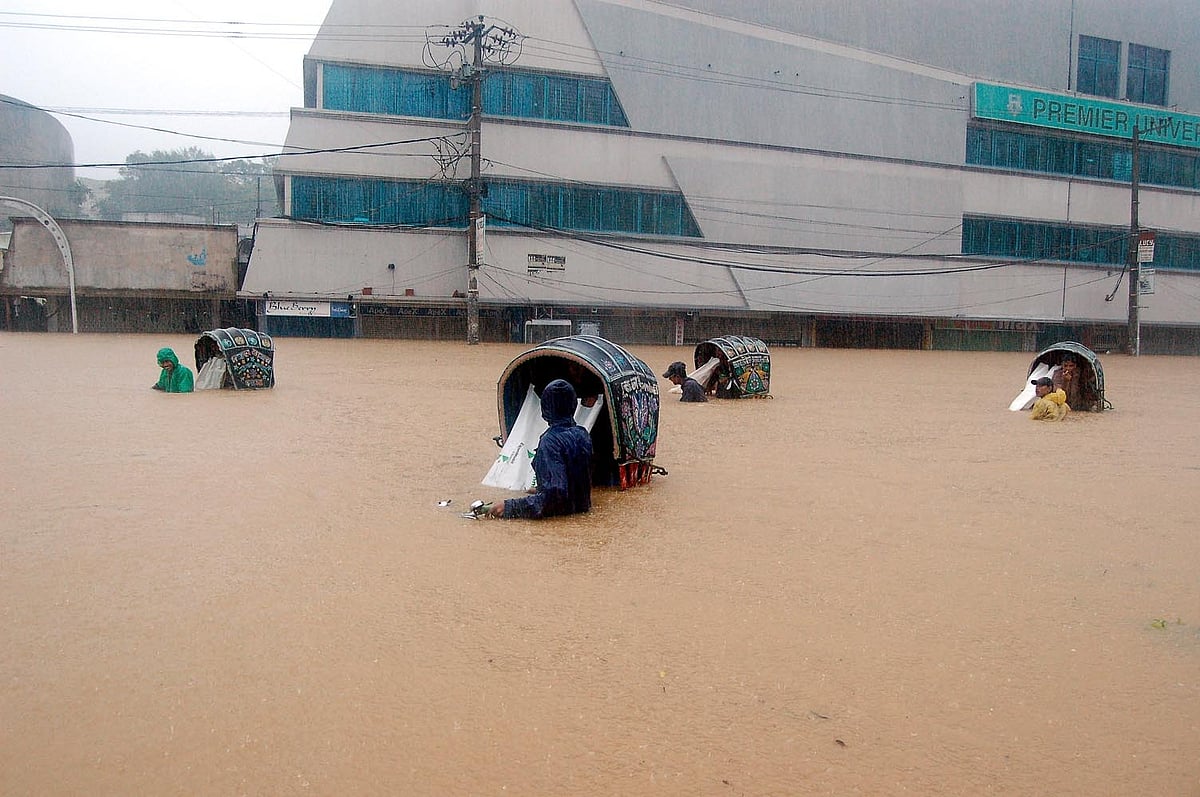 ২০০৭ সালের ১১ জুন পানিতে তলিয়ে যাওয়া চট্টগ্রামের প্রবর্তক মোড়