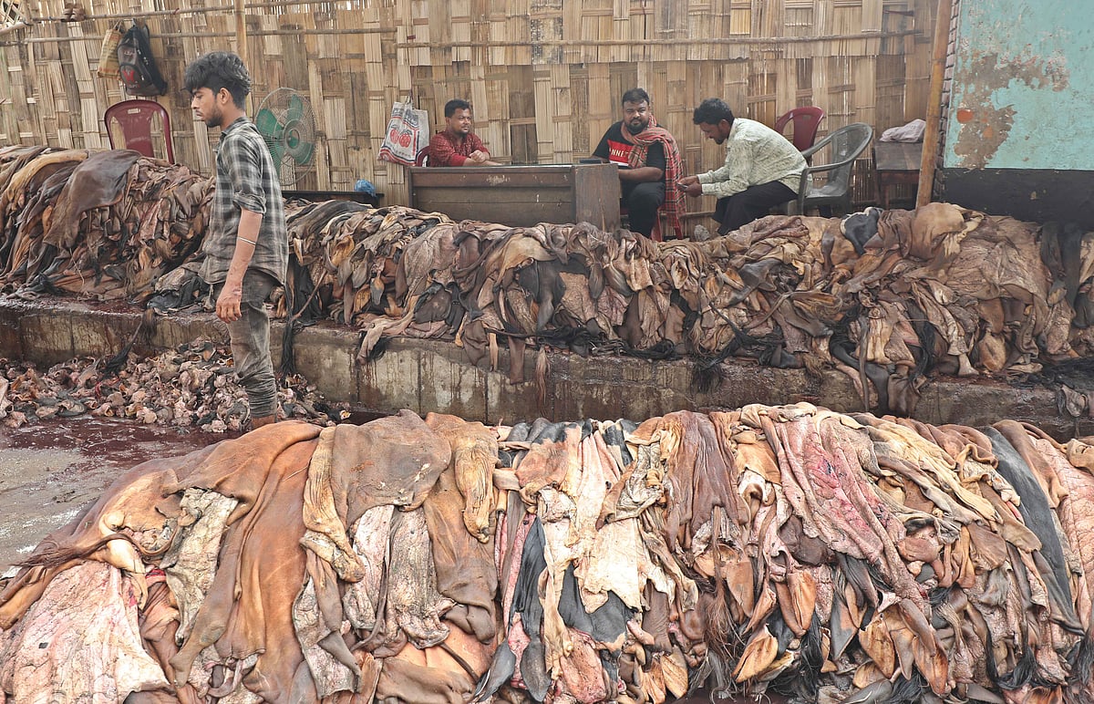 চামড়া নিয়ে বসে আছেন আড়তদারেরা