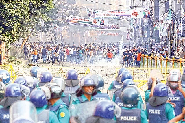 ঢাকায় গত বছরের ২৮ অক্টোবর বিএনপির মহাসমাবেশের দিন সংঘর্ষকালে পুলিশের কাছ থেকে আগ্নেয়াস্ত্র খোয়া যায়