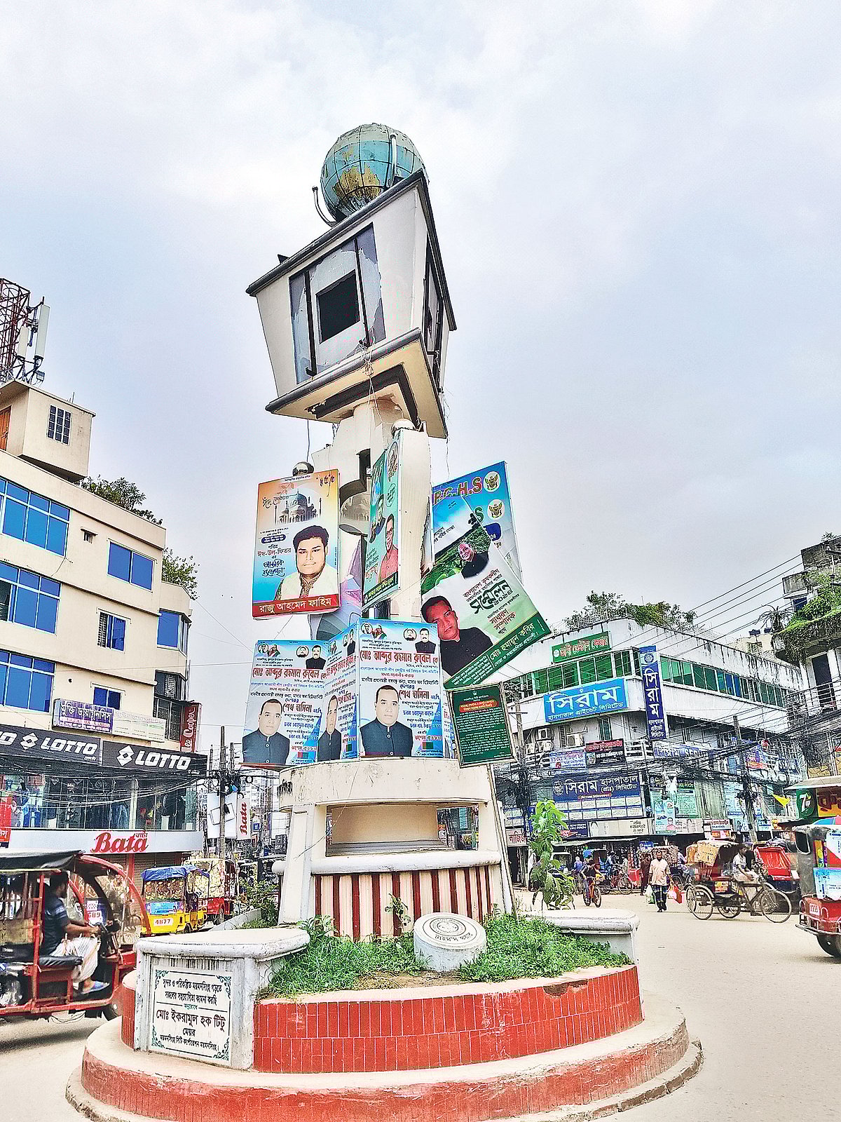 পোস্টারে মোড়ানো ময়মনসিংহ নগরীর চরপাড়া মোড়ে টাইমস স্কয়ার