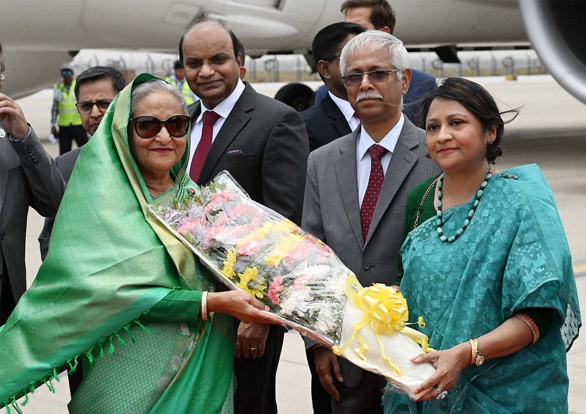 ভারতের প্রধানমন্ত্রী হিসেবে নরেন্দ্র মোদির শপথ অনুষ্ঠানে যোগ দিতে আজ শনিবার নয়াদিল্লি পৌঁছান প্রধানমন্ত্রী শেখ হাসিনা। সেখানে তাঁকে ফুল দিয়ে স্বাগত জানানো হয়