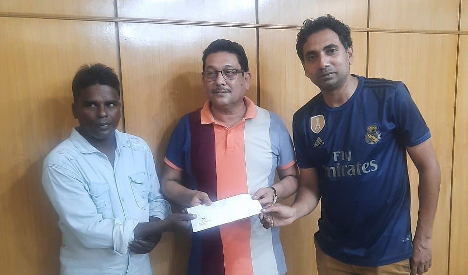 ফরিদপুরে জীবন্ত রাসেলস ভাইপার ধরে আনা এক ব্যক্তিকে পুরস্কারের চেক তুলে দিচ্ছেন জেলা আওয়ামী লীগের সাধারণ সম্পাদক শাহ মো. ইশতিয়াক। মঙ্গলবার দুপুরে জেলা আওয়ামী লীগের কার্যালয়ে