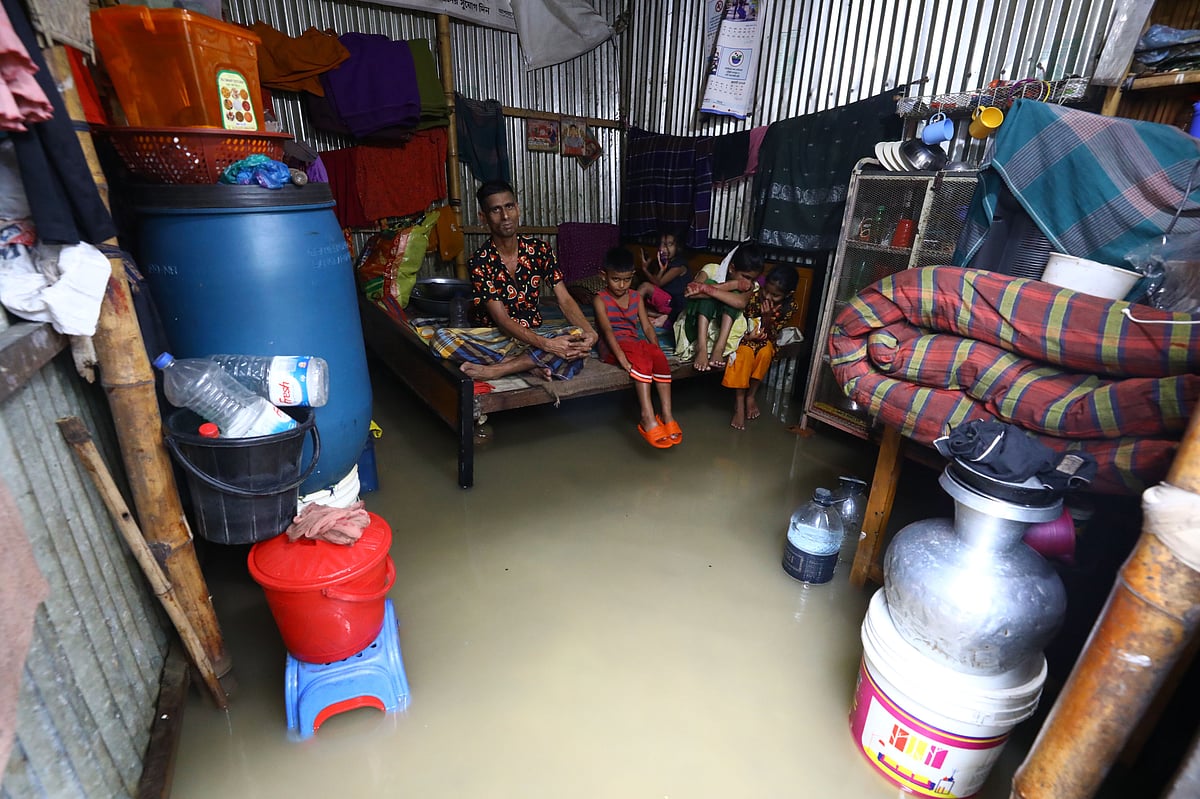 ঘরে–বাইরে সর্বত্র পানি আর পানি। পরিবারের সদস্যের সঙ্গে ঘরে খাটের ওপর বসে আছে পানিবন্দী শিশুরা। গত বৃহস্পতিবার সিলেট নগরের মাছিমপুর এলাকায়