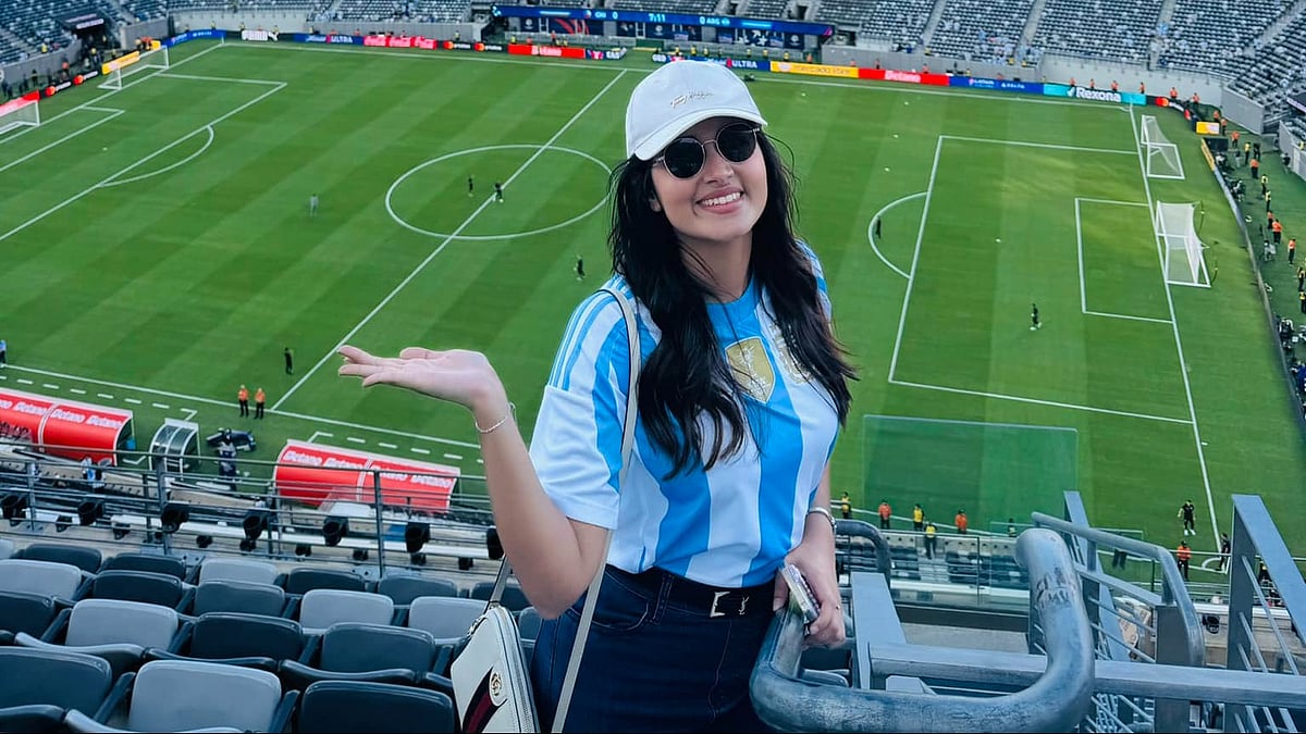 এবারই প্রথম গ্যালারিতে বসে ফুটবল ম্যাচ দেখার অভিজ্ঞতা হলো ফারিণের