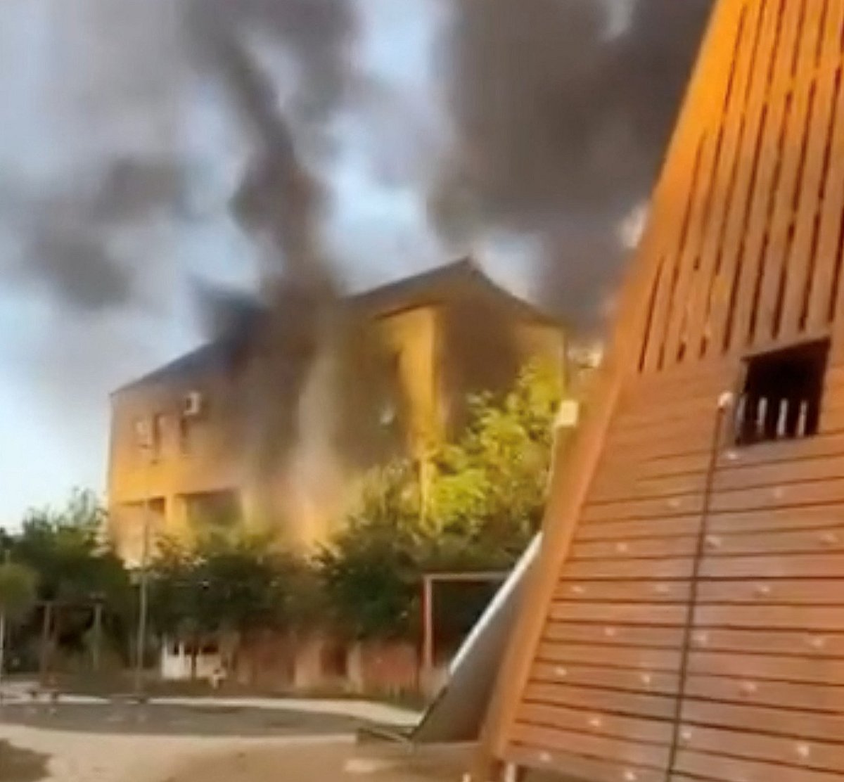 দাগেস্তানের দেরবেন্ত শহরে বন্দুকধারীদের হামলার পর  একটি ভবন থেকে ধোঁয়া উঠছে