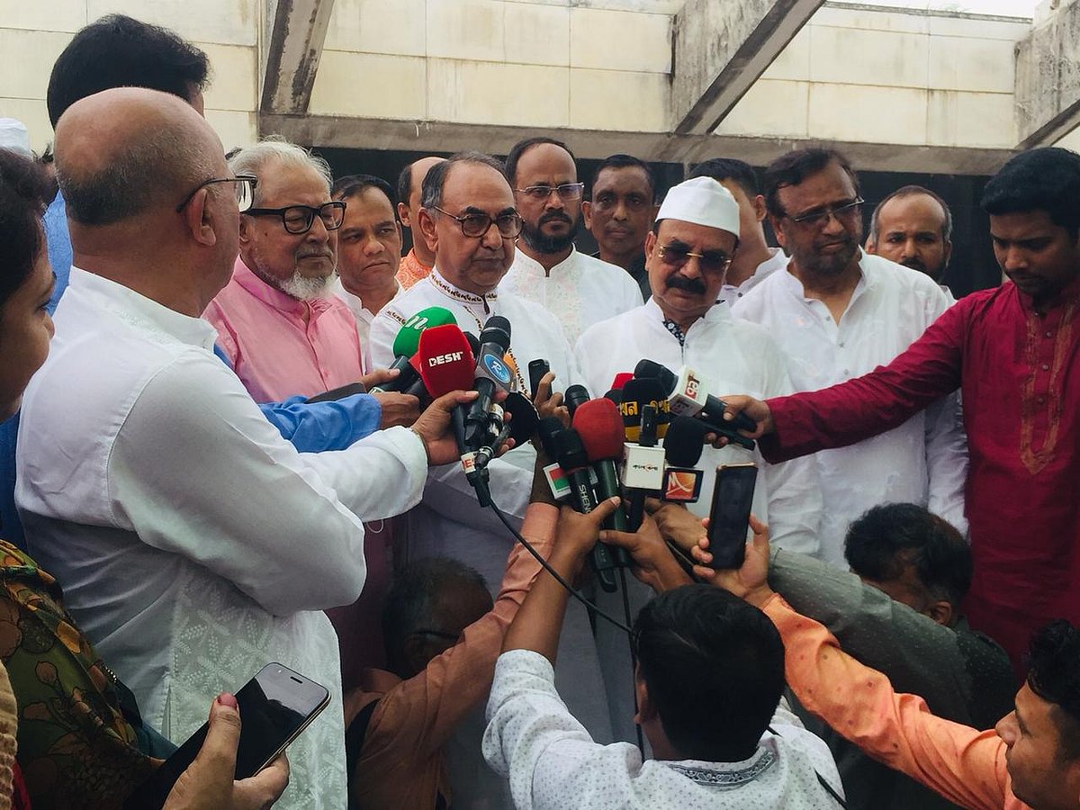 সাংবাদিকদের সঙ্গে কথা বলছেন মির্জা আব্বাস। আজ সোমবার রাজধানীর শেরেবাংলা নগরে বিএনপির প্রতিষ্ঠাতা জিয়াউর রহমানের কবর জিয়ারত শেষে