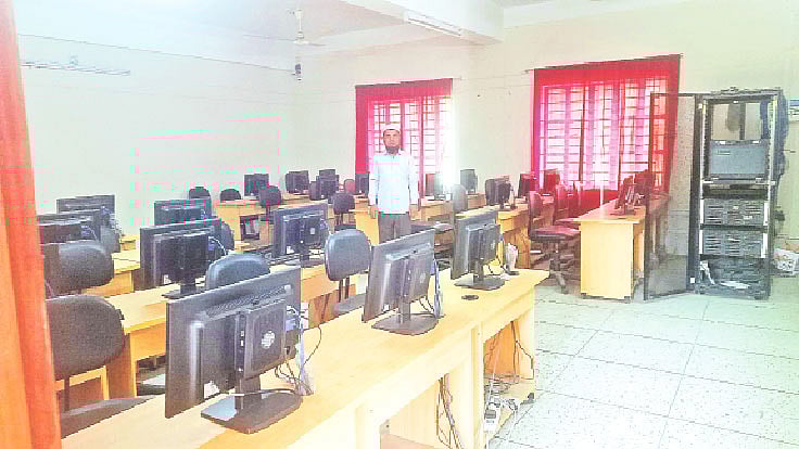 রংপুরের লালকুঠি মহিলা উচ্চবিদ্যালয় ও কলেজের ডিজিটাল ল্যাব। দুই বছর ধরে ল্যাব ব্যবহার করা যাচ্ছে না। ১৫ মের ছবি