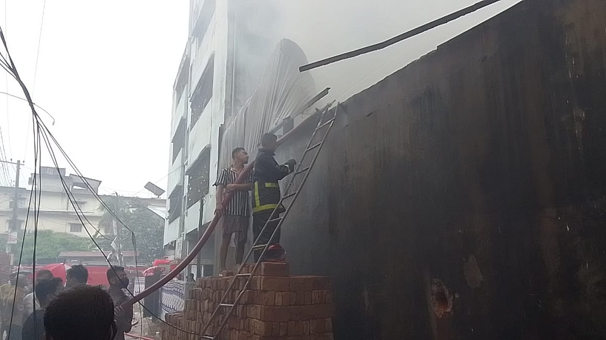 গুদামের আগুন নেভানোর কাজ করছে ফায়ার সর্ভিসের কর্মীরা