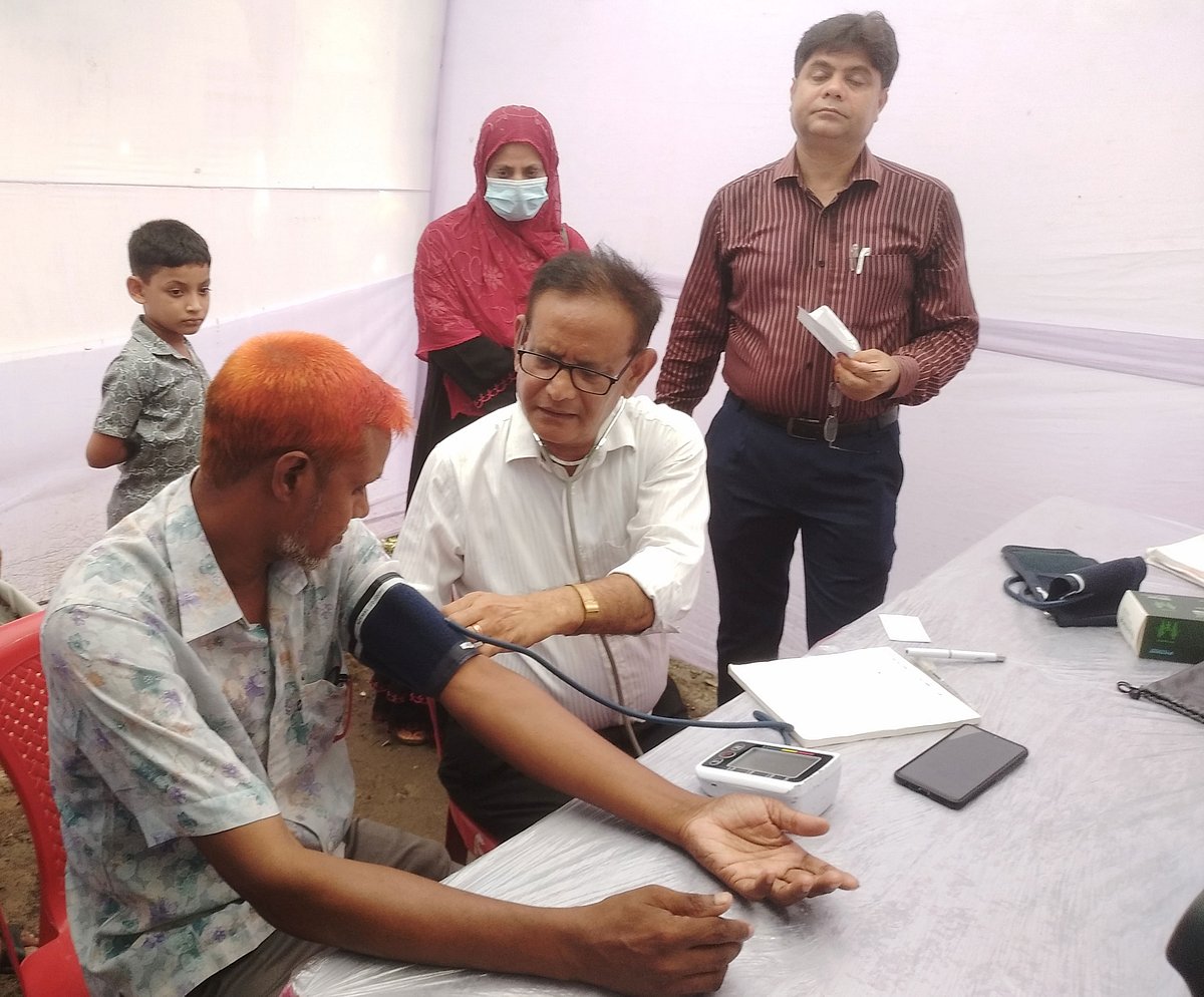বিনা মূল্যে চিকিৎসাসেবার পাশাপাশি রোগীদের ওষুধও বিতরণ করা হয়। আজ শনিবার নওগাঁ শহরের দক্ষিণ কালিতলা এলাকায়