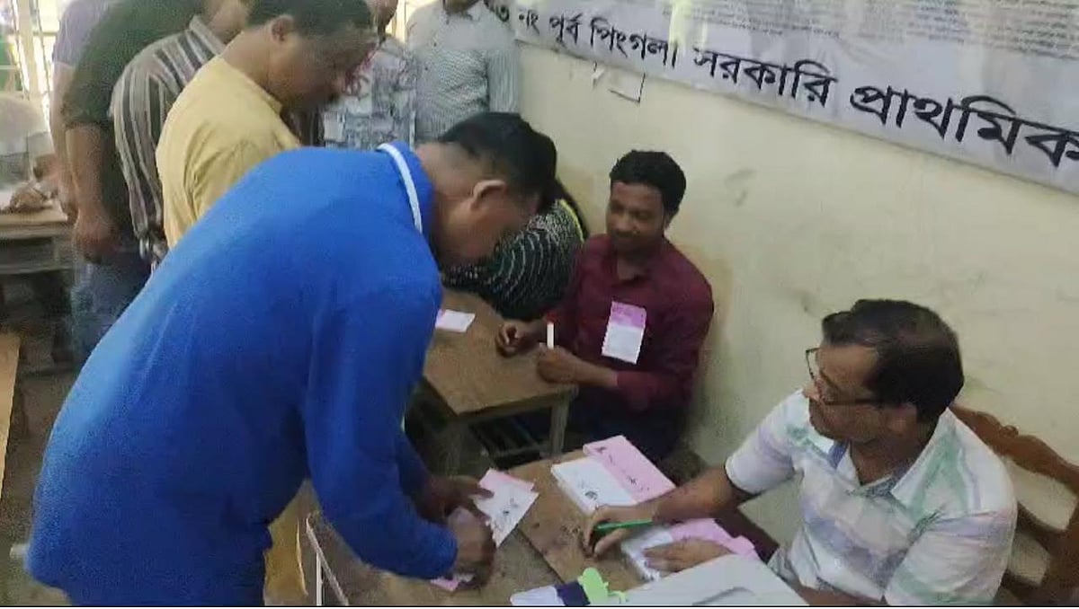 পটিয়ার স্থগিত কেন্দ্রে কাশিয়াইশ ইউপি চেয়ারম্যান আবুল কাসেমের পক্ষে তাঁর ব৵ক্তিগত সহকারী প্রকাশ্যে ব্যালটে সিল মারেন। আজ বিকেলে