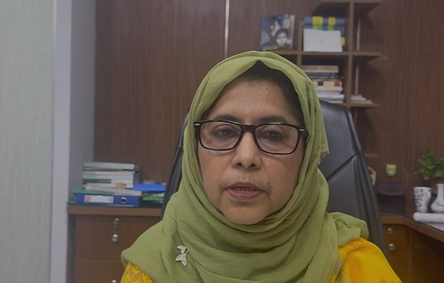 দুদকের সচিব খোরশেদা ইয়াসমীন সাংবাদিকদের সঙ্গে কথা বলেন। ঢাকা, ২৪ জুন