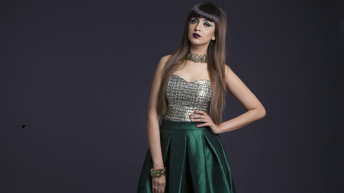 পরচুলার ব্যবহারে পুরো সাজেই চলে আসে ভিন্নতা