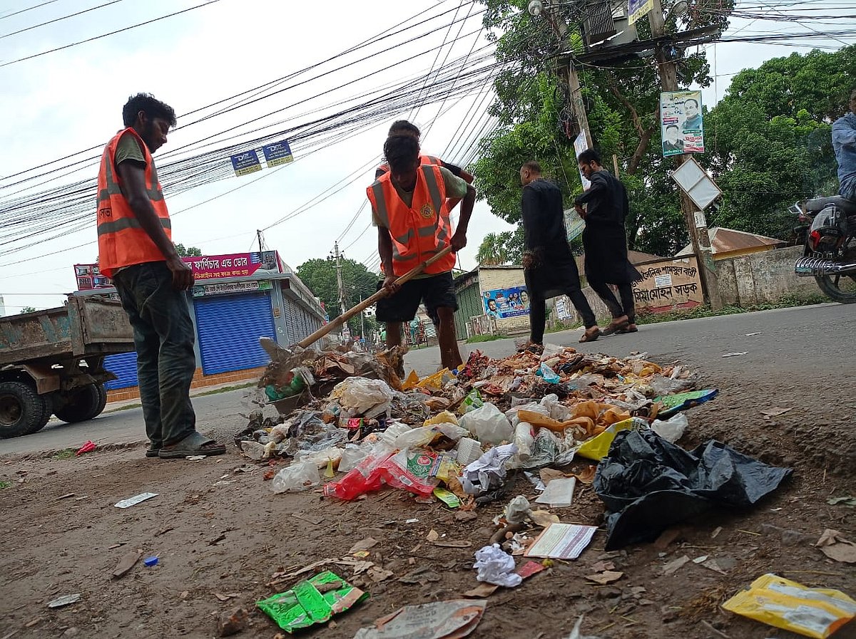 ঈদের দিন যখন যখন সবাই পরিবারের সঙ্গে সময় কাটাতে ব্যস্ত, তখন শহরের ময়লা–আবর্জনা পরিষ্কার করছেন পরিচ্ছন্নতাকর্মীরা। সোমবার বিকেলে ফরিদপুর শহরের আলীপুরে
