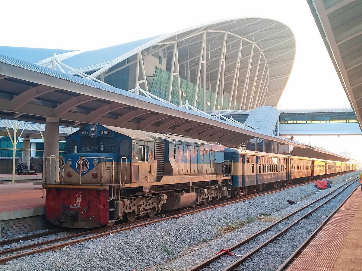 পবিত্র ঈদুল আজহা উপলক্ষে চট্টগ্রাম থেকে কক্সবাজার পর্যন্ত চালু করা বিশেষ ট্রেনের চলাচল আরও এক মাস বাড়ানো হয়েছে