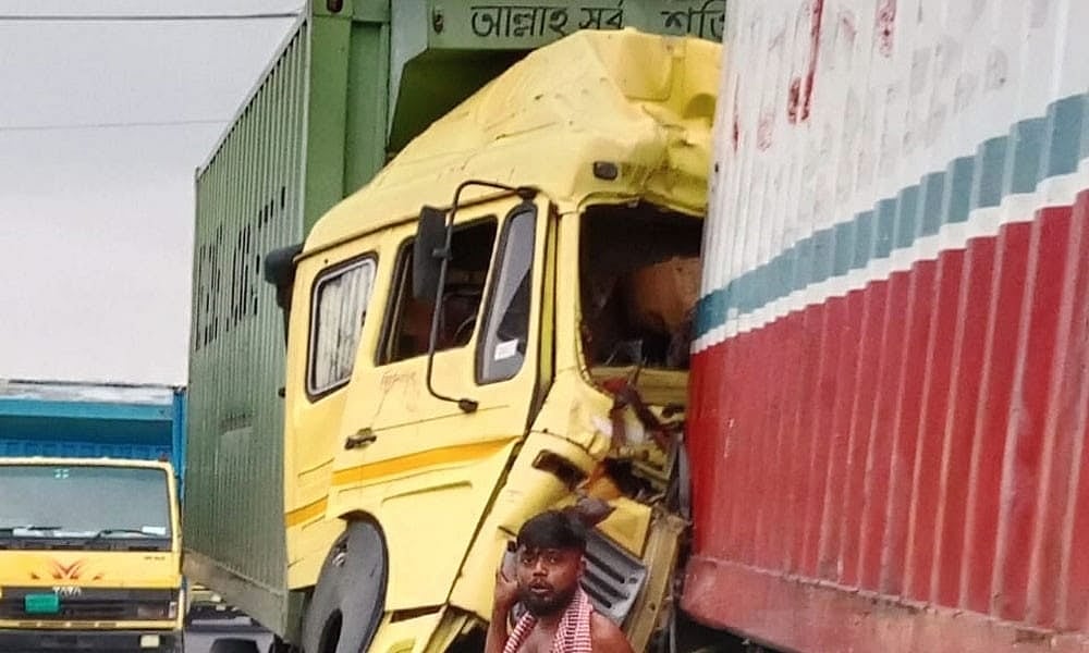 কুমিল্লার চৌদ্দগ্রামের ছুফুয়া এলাকায় সড়ক দুর্ঘটনায় কাভার্ড ভ্যানটি দুমড়েমুচড়ে যায়