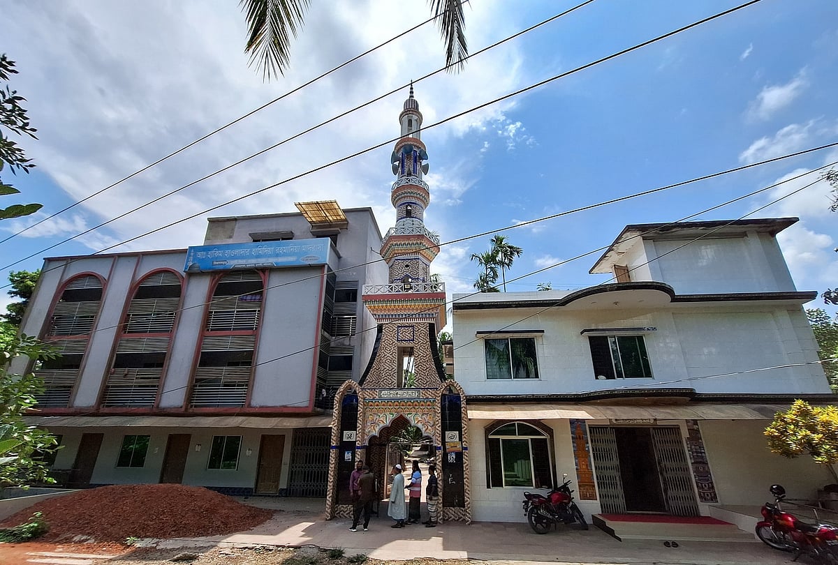 এনবিআর কর্মকর্তা মো. মতিউর রহমানের গ্রামের বাড়ির প্রবেশ পথে নির্মিত মসজিদ ও মাদ্রাসা। বাহাদুরপুর, মুলাদী উপজেলা, বরিশাল