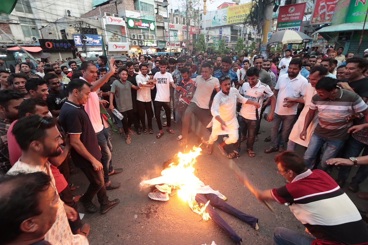 সংসদ সদস্য শাহরিয়ার আলমের কুশপুত্তলিকা পোড়াচ্ছেন নেতা-কর্মীরা। আজ শুক্রবার বিকেলে রাজশাহী নগরের সাহেববাজার জিরো পয়েন্ট এলাকায়
