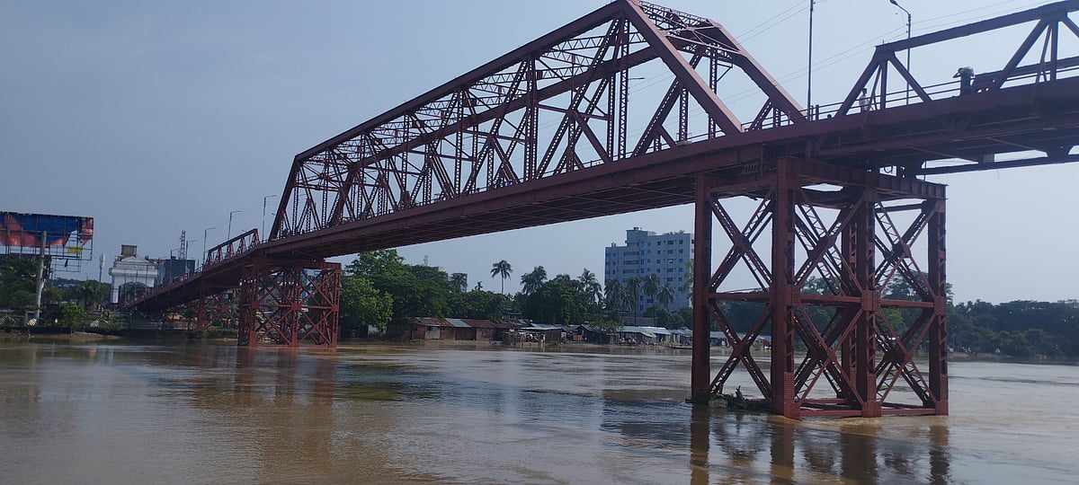 সিলেটে কমেছে সুরমা নদীর পানি। আজ শুক্রবার দুপুরে নগরের কিনব্রিজ এলাকা থেকে তোলা