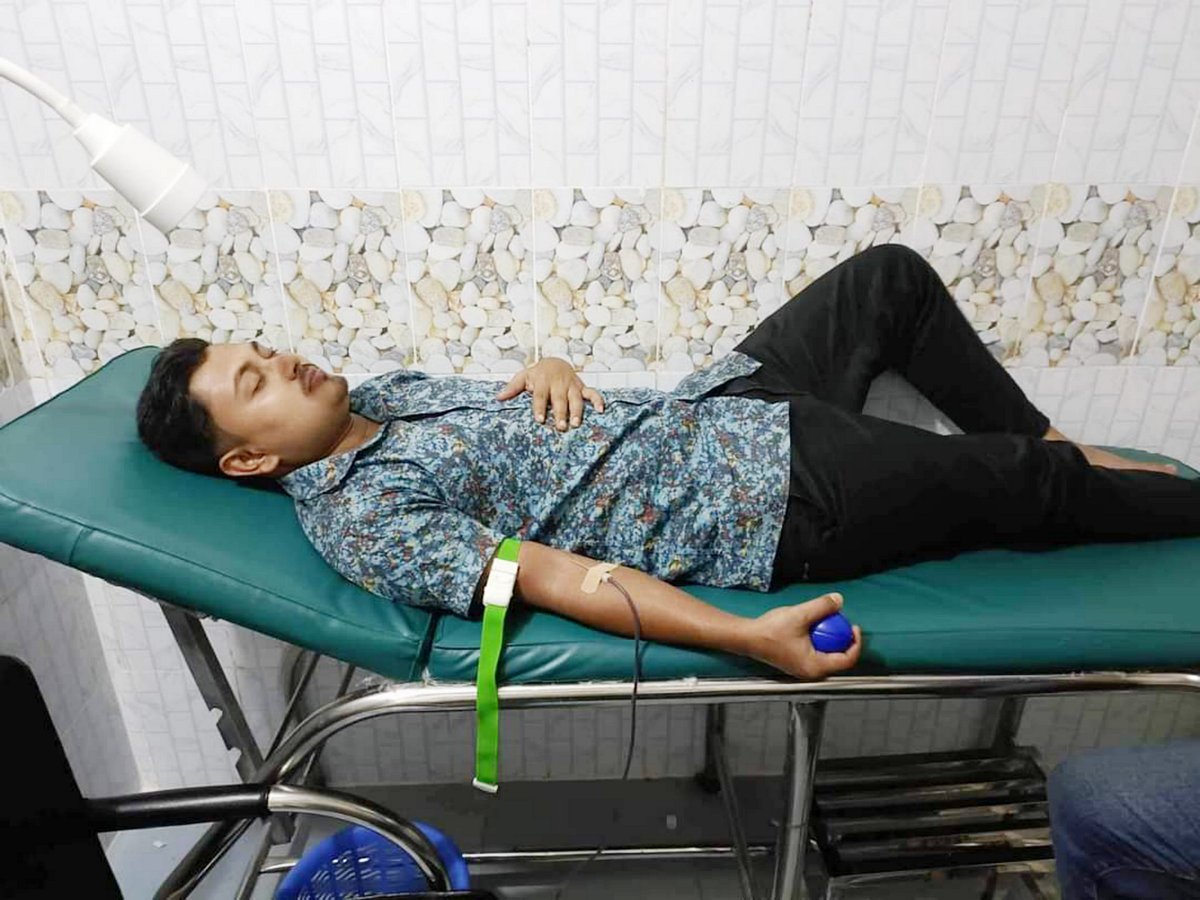 কয়রা ব্লাড ব্যাংকের এক সদস্য স্বেচ্ছায় রক্তদান করছেন। গত বুধবার তোলা