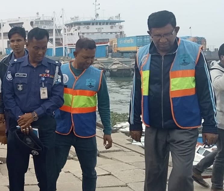 ভোলার ইলিশা নৌ থানার এএসআই মোক্তার হোসেন গুলিবিদ্ধ হয়েছেন (ডানে চশমা চোখে)