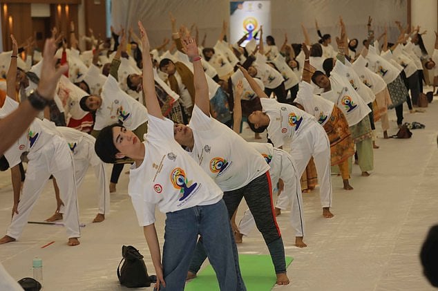 আন্তর্জাতিক যোগ দিবস উপলক্ষে নগরের টাইগারপাস এলাকার নেভি কনভেনশন সেন্টারে যোগব্যায়ামের আয়োজন করেন চট্টগ্রামের ভারতীয় সহকারী হাইকমিশনার। গতকাল বিকেল পাঁচটায়