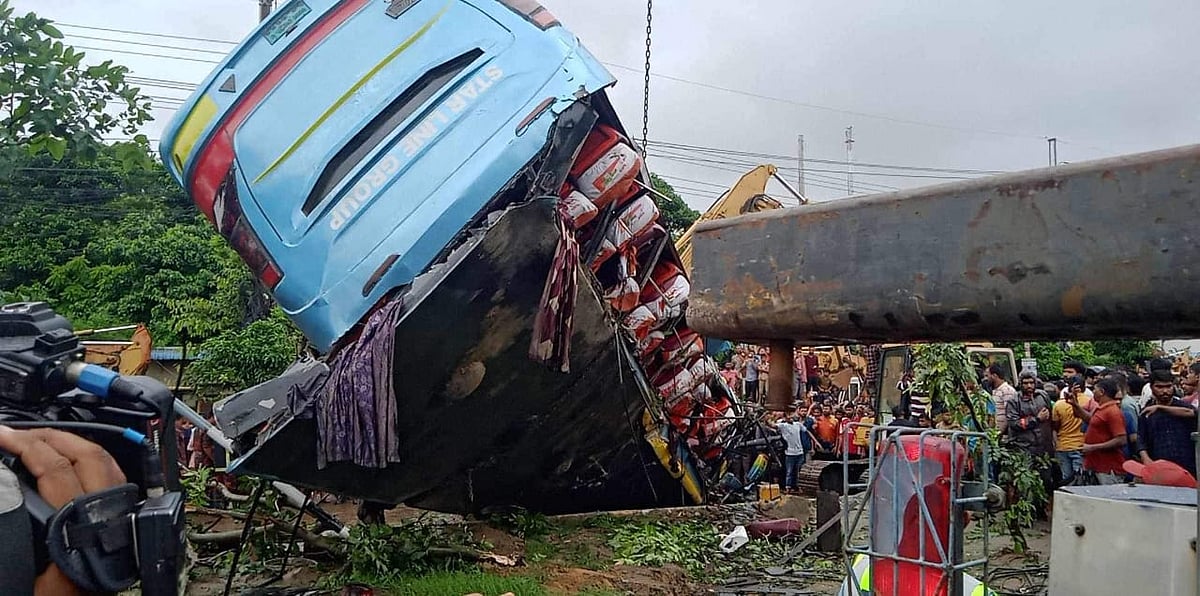 ঢাকা-চট্টগ্রাম মহাসড়কে সীতাকুণ্ডের সলিমপুর ইউনিয়নের ফকিরহাট এমপিবাড়ি এলাকায় বাসটি দুর্ঘটনায় পড়ে