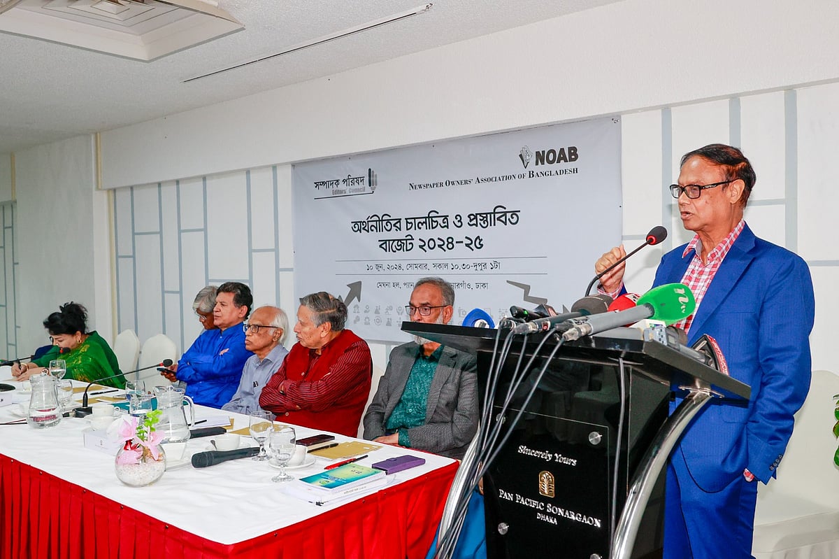 অর্থনীতির চালচিত্র ও প্রস্তাবিত বাজেট ২০২৪-২৫’ শীর্ষক আলোচনায় বক্তব্য রাখছেন আহসান এইচ মনসুর