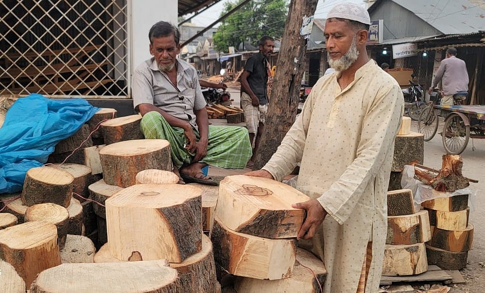 খাইট্টার পসরা সাজিয়ে বসেছেন মৌসুমি ব্যবসায়ী। শনিবার বিকেলে নাটোরের গুরুদাসপুর উপজেলার ব্যাচকে হাটের ফার্নিচার পট্টি এলাকায়