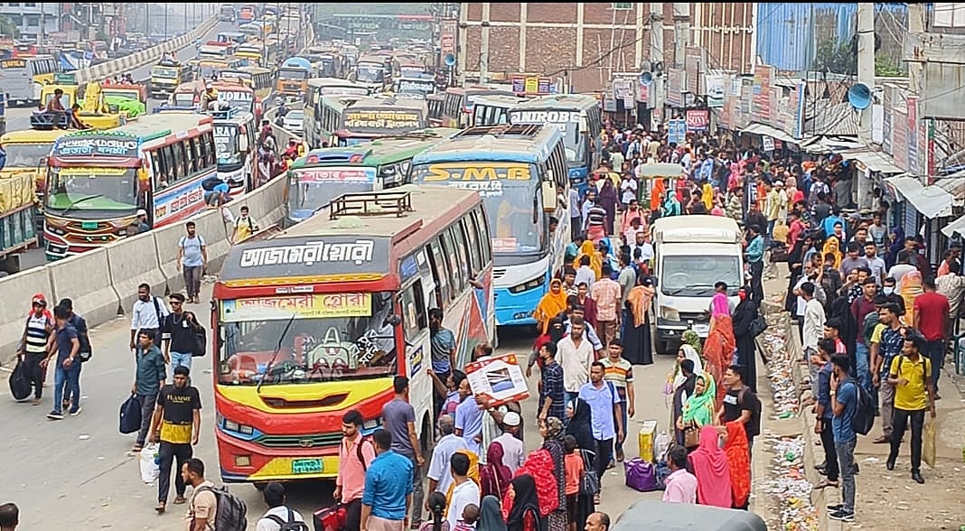 ঘরমুখী যাত্রীদের তুলনায় রাস্তায় খুবই কম বাস রয়েছে। বেশির ভাগ বাসই ঢাকা থেকে যাত্রী বোঝাই করে আসছে। ফলে গাজীপুরে বিভিন্ন এলাকায় বাস পাচ্ছেন না অনেক যাত্রী। আজ সকালে ঢাকা-টাঙ্গাইল মহাসড়কের চন্দ্রা ত্রিমোড় এলাকায়